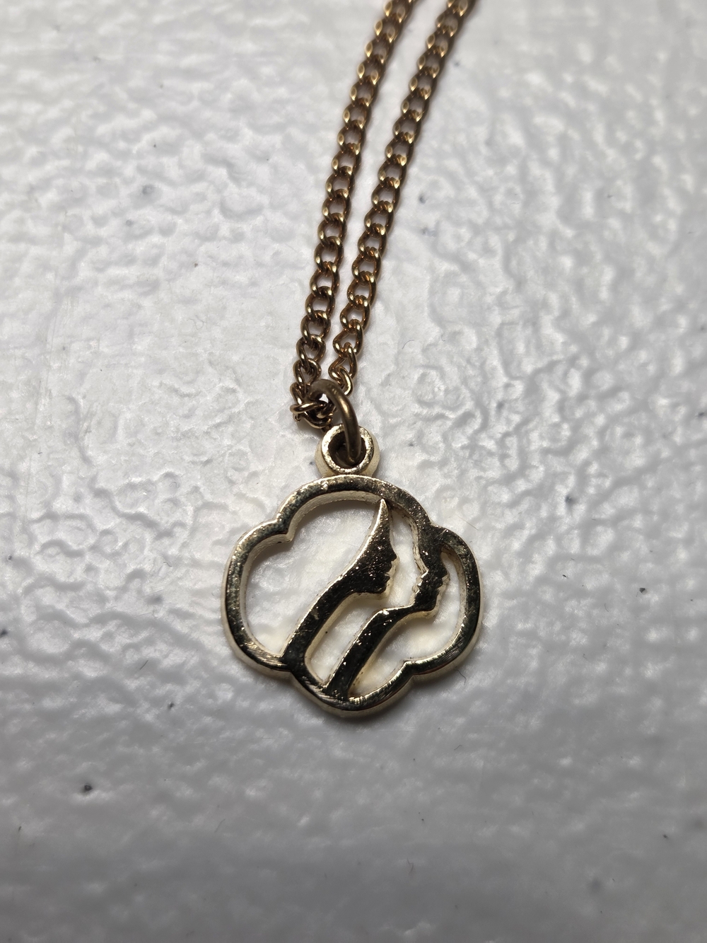 Vintage Girl Scouts of the USA Trefoil Profiles Pendant Necklace – 1980s